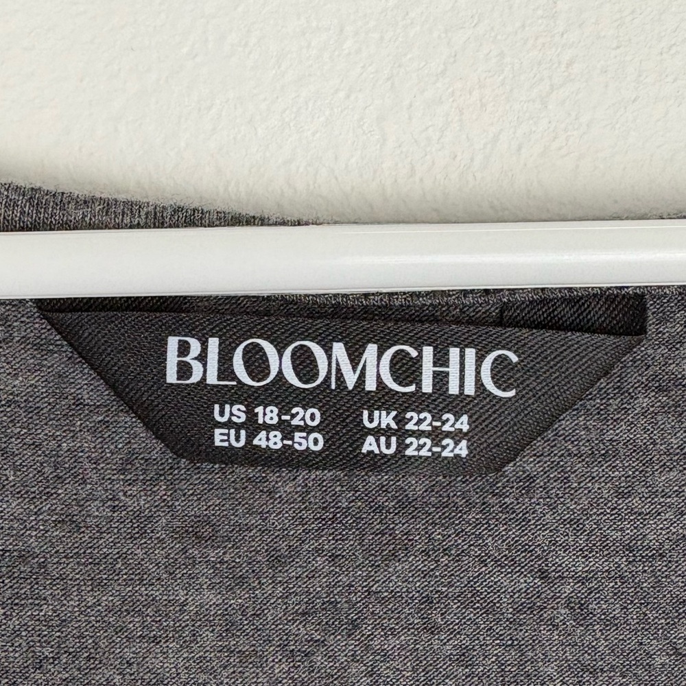 BloomChic Heathered Charcoal Gray V-Neck Lace Hem size 18-20 Plus Size - Picture 2 of 10